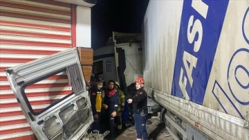 İzmir'de tırın minibüse çarpması sonucu 3 kişi öldü, 11 kişi yaralandı