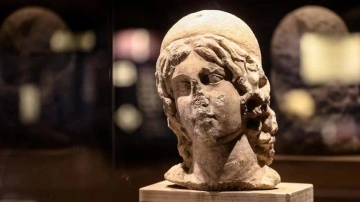 İzmir'deki "kehanet merkezinde" bulunan Apollon heykelleri ziyaretçisiyle buluştu