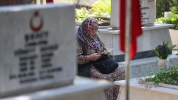 İzmir'deki şehit yakınları arife günü şehitlikleri ziyaret etti