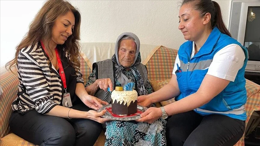 İzmirli Ayşe nine 100. yaşını sağlık ekipleriyle kutladı