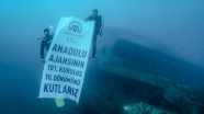 İzmirli dalgıçlar AA&#039;nın 101. kuruluş yıldönümünü 30 metre derinde açtıkları pankartla kutladı