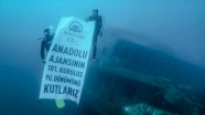 İzmirli dalgıçlar AA&#039;nın 101. kuruluş yıldönümünü 30 metre derinde açtıkları pankartla kutladı