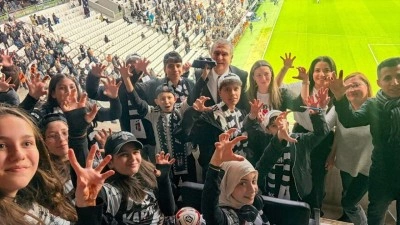 İzmirli &ouml;ğrencilerin trib&uuml;nde Beşiktaş ma&ccedil;ı izleme hayali ger&ccedil;eğe d&ouml;n&uuml;şt&uuml;