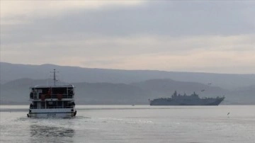 İzmit Körfezi'ne demirleyen TCG Anadolu'ya ziyaretler sürüyor