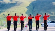 JAK timleri Ardahan'da dağ eteğine yansıyan 'Atatürk silüeti'ne selam durup bayrak aç