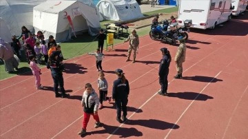 Jandarma, güvenliğini sağladığı çadır kentte oyunlar oynadığı çocuklara moral veriyor