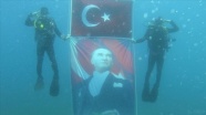 Jandarma SAK timi 30 Ağustos Zafer Bayramı&#039;nı su altında kutladı