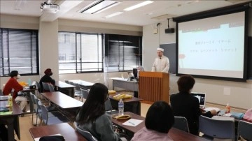 Japon etnomüzikolog öğrencilerini ezan ve makamlarıyla tanıştırıyor