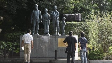 Japonya'da 100'e yakın milletvekilinden, tartışmalı Yasukuni Tapınağı'na ziyaret