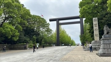 Japonya'da iktidar ve muhalefet heyeti tartışmalı Yasukuni Tapınağı'nı ziyaret etti