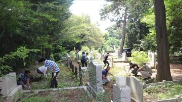 Japonya'da İslam ve Türk büyüklerinin kabirleri çiçeklendirildi