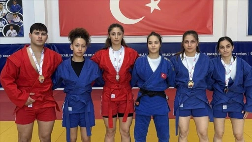 Judocu gençlerin yıldızı Rus savunma sporu "sambo"da da parladı
