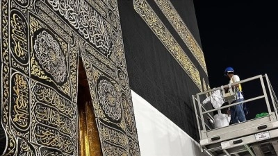 Kabe'nin &ouml;rt&uuml;s&uuml;, her yıl hac mevsiminde yapılan uygulama kapsamında 3 metre yukarı kaldırıldı