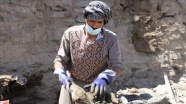 Kabil’de yaşayan Ahmed, geçimini dereden altın atıkları çıkararak sağlamaya çalışıyor