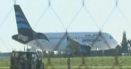 Kaçırılan Libya uçağından 25 kişi serbest bırakıldı