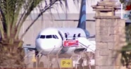 Kaçırılan uçaktaki yolculardan 25’i serbest bırakıldı