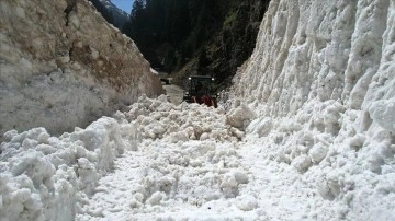 Kaçkar Dağları'ndaki yayla yollarında ekipler bayram öncesi kar mesaisinde