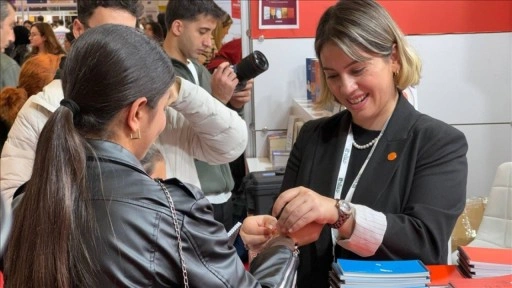 KADEM, İstanbul Kitap Fuarı'nda Gazze'deki soykırıma dikkat &ccedil;ekmek i&ccedil;in bileklik dağıttı