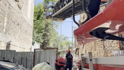 Kadık&ouml;y'de bina yıkımı sırasında g&ouml;&ccedil;&uuml;k altında kalan 2 iş&ccedil;i kurtarıldı