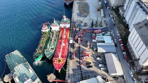 Kadıköy'de demirli gemide çıkan yangın söndürüldü