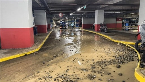 Kadıköy'de İSKİ'nin çalışması sırasında su borusu patladı