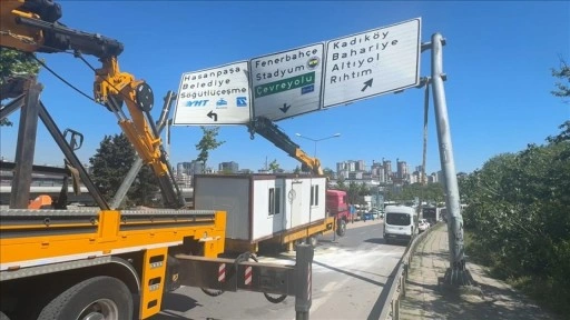 Kadıköy'de konteyner yüklü vincin bomu yönlendirme levhasına çarptı