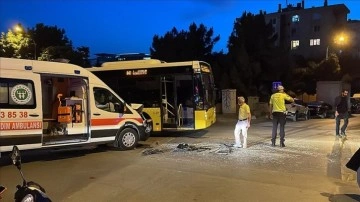 Kadıköy'de ambulans ile İETT otobüsünün çarpışması sonucu 1 kişi yaralandı