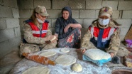 Kadın askerler hamur yoğurup tandırda ekmek pişirdi