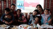 Kadın astsubaylar depremzede ailelerin yaralarını sarıyor