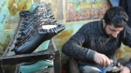 Kadın ayakkabıları Suriyeli ustaların ellerinde şekilleniyor