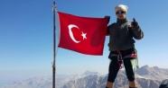 Kadın dağcılardan 3 bin 756 metrede demokrasi nöbeti