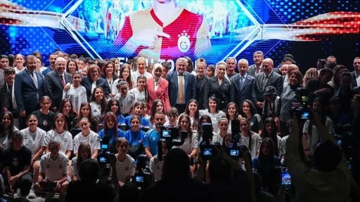 Kadın futbolcuların 'II. Kristal Ayaklar Ödül Töreni' Ankara'da yapıldı