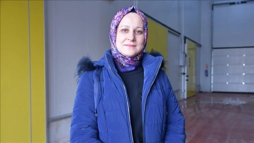 Kadın girişimci devlet desteğiyle kurduğu soğuk hava deposunda k&ouml;yl&uuml;lerin meyvelerini saklıyor