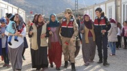 Kadın jandarma astsubaylar depremzede hemcinslerini yalnız bırakmadı