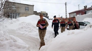 Kadın komutanlar karlı yolları aşarak köylerde KADES'i tanıtıyor