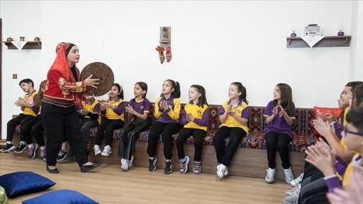 Kadın meddah, okul okul gezerek geleneği yaşatıyor