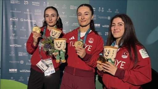 Kadın milli halterciler, Riyad'da kazandıkları 9 altın madalyayı Atatürk'e "armağan&q