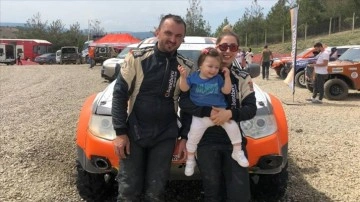 Kadın off-road pilotu ve yardımcı pilot eşi, yarışlara 16 aylık kızlarıyla katılıyor