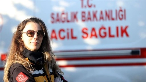 Kadın paramedik ambulans şoförü hayat kurtarmak için saniyelerle yarışıyor
