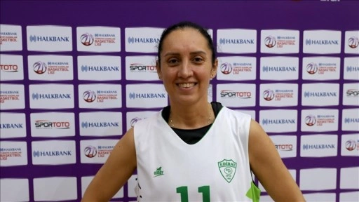 Kadınlar Basketbol 1. Ligi'nin "emekli" oyuncusu parkede gen&ccedil; sporculara &ouml;rnek oluyor