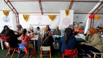 Kadınlar "örgü terapisi" ile depremin izlerini silmeye çalışıyor