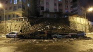 Kağıthane&#039;de istinat duvarının çökmesi sonucu 4 araç zarar gördü