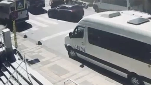 Kağıthane'de servis aracının çarptığı 1 kişi öldü, 4 kişi yaralandı