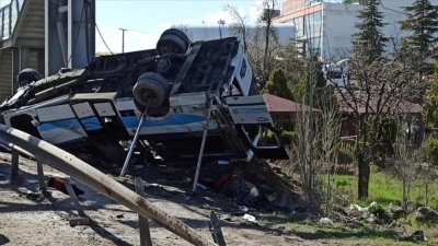 Kahramankazan'da &ouml;zel halk otob&uuml;s&uuml; &uuml;st ge&ccedil;idin ayağına &ccedil;arptı, 5 kişi &ouml;ld&uuml;, 14 kişi yaralandı