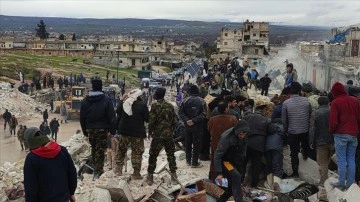 Kahramanmaraş merkezli depremlerin vurduğu Suriye'de halk geceyi sokakta geçirdi