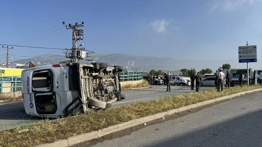 Kahramanmaraş'ta işçi servisi ile otomobil çarpıştı, 12 yaralı