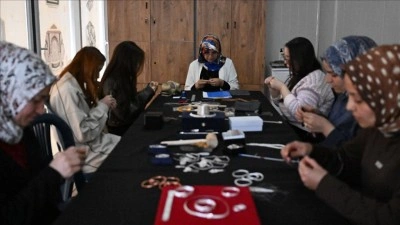 Kahramanmaraş'ta kursiyer kadınlar hem &ouml;ğreniyor hem aile b&uuml;t&ccedil;esine katkı sağlıyor