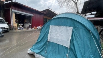 Kahramanmaraşlı hırdavatçı, hayata dükkanının önüne kurduğu çadırda devam ediyor