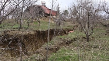 Kahramanmaraş'ta 1,5 metre çöken yol mahalleyi ikiye ayırdı