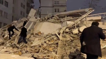 Kahramanmaraş'ta 7,4 ve Gaziantep'te 6,4 büyüklüğünde deprem meydana geldi